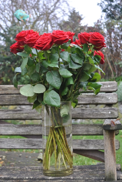 Blumenstrauß auf einer Bank